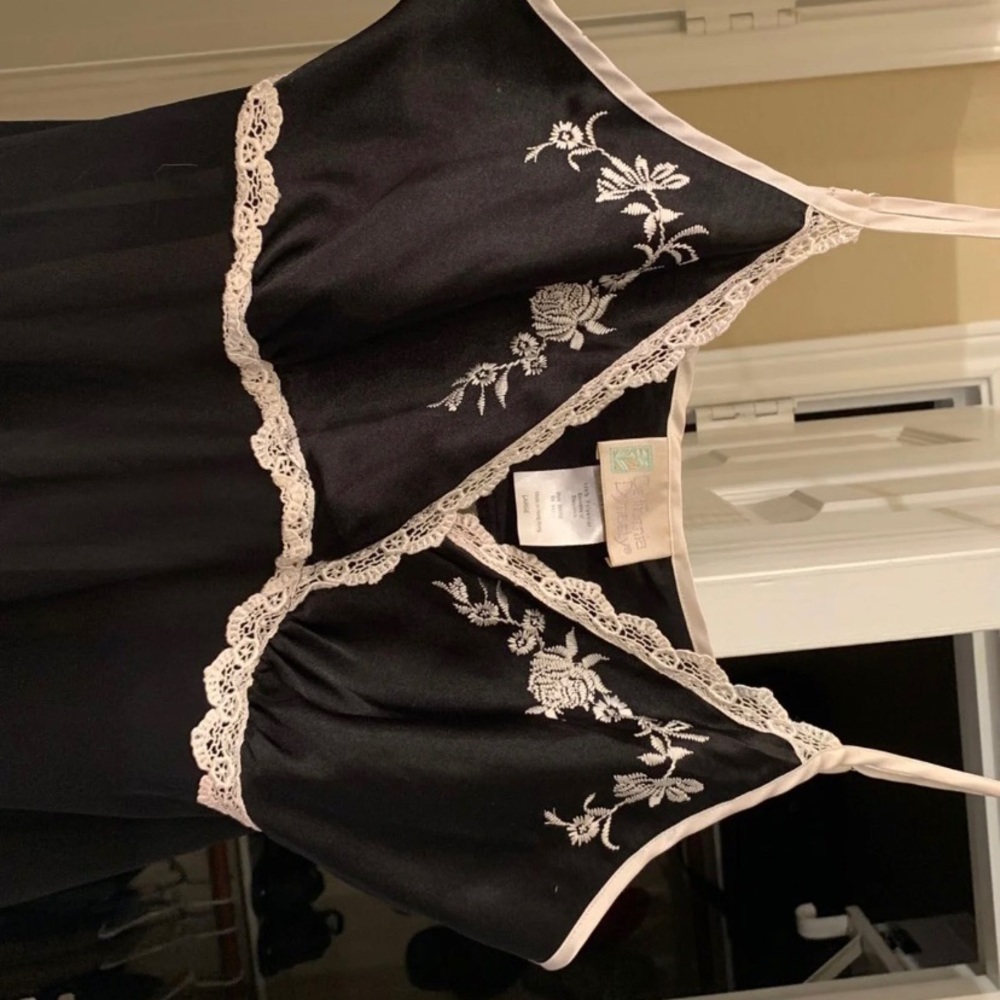 Lingerie - Picture 2 of 4